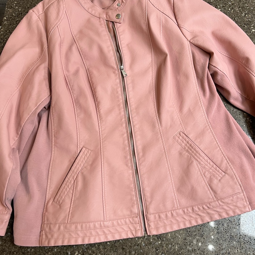 Avenue Plus Size Soft Pink Faux Leather Moto Jacket Size 22/24 Stretch Sides EUC